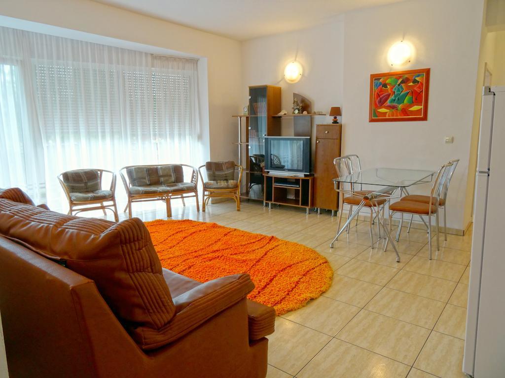 Club Topaz Apartments 尼普顿 客房 照片