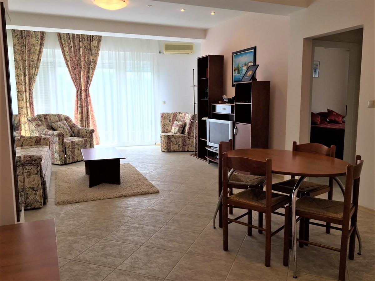 Club Topaz Apartments 尼普顿 外观 照片